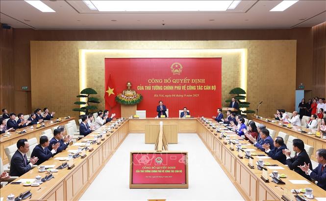 Thủ tướng Phạm Minh Chính chủ trì Lễ công bố và trao Quyết định bổ nhiệm lãnh đạo một số bộ, cơ quan. Ảnh: Dương Giang-TTXVN 
