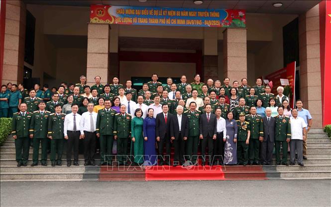 Các đại biểu chụp ảnh lưu niệm sau lễ kỷ niệm. Ảnh: Xuân Khu-TTXVN