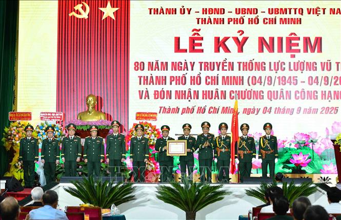 Nghi lễ trao Huân chương Quân công hạng Ba của Chủ tịch nước tặng cho Bộ Tư lệnh Thành phố Hồ Chí Minh. Ảnh: Xuân Khu-TTXVN