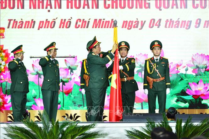 Nghi lễ trao Huân chương Quân công hạng Ba của Chủ tịch nước tặng cho Bộ Tư lệnh Thành phố Hồ Chí Minh. Ảnh: Xuân Khu-TTXVN