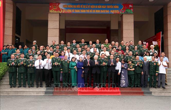 Các đại biểu chụp ảnh lưu niệm sau lễ kỷ niệm. Ảnh: Xuân Khu-TTXVN