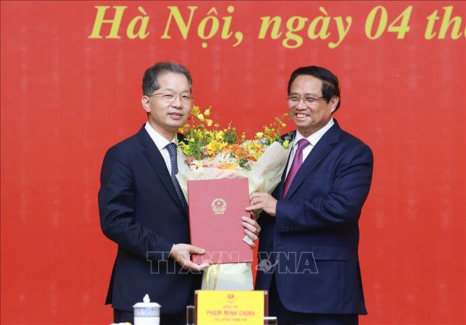 Thủ tướng Phạm Minh Chính trao Quyết định tiếp nhận, bổ nhiệm ông Nguyễn Văn Quảng, Ủy viên Trung ương Đảng, Bí thư Thành ủy Đà Nẵng giữ chức Phó Tổng Thanh tra Thường trực Thanh tra Chính phủ. Ảnh: Dương Giang-TTXVN