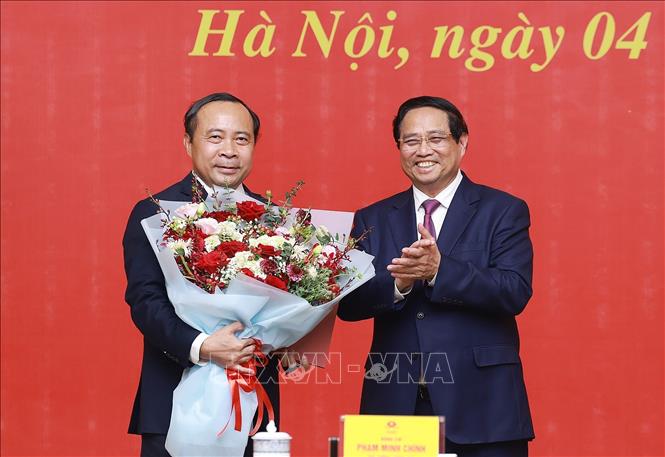 Thủ tướng Phạm Minh Chính trao Quyết định điều động, bổ nhiệm ông Vũ Hải Quân, Ủy viên Trung ương Đảng, Chủ tịch Hội đồng, Giám đốc Đại học Quốc gia Thành phố Hồ Chí Minh giữ chức Thứ trưởng Thường trực Bộ Khoa học và Công nghệ. Ảnh: Dương Giang-TTXVN  