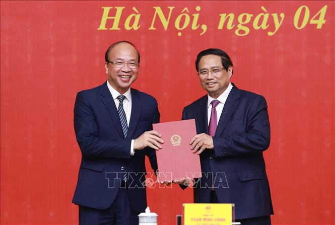 Thủ tướng Phạm Minh Chính trao Quyết định điều động, bổ nhiệm ông Phan Chí Hiếu, Chủ tịch Viện Hàn lâm Khoa học xã hội Việt Nam giữ chức Thứ trưởng Bộ Tư pháp. Ảnh: Dương Giang-TTXVN 