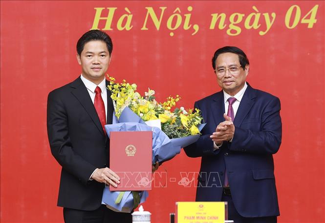 Thủ tướng Phạm Minh Chính trao Quyết định tiếp nhận, bổ nhiệm ông Vũ Mạnh Hà, Ủy viên dự khuyết Trung ương Đảng, Phó Bí thư Thường trực Tỉnh ủy Lai Châu giữ chức Thứ trưởng Thường trực Bộ Y tế. Ảnh: Dương Giang-TTXVN 