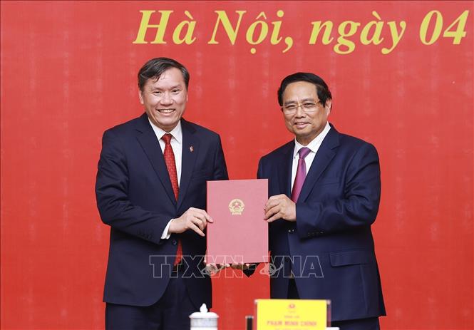 Thủ tướng Phạm Minh Chính trao Quyết định tiếp nhận, bổ nhiệm ông Lê Văn Lợi, Phó Giám đốc Học viện Chính trị quốc gia Hồ Chí Minh giữ chức Chủ tịch Viện Hàn lâm Khoa học xã hội Việt Nam. Ảnh: Dương Giang-TTXVN