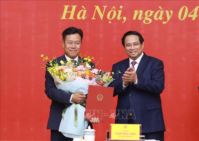 Thủ tướng Phạm Minh Chính trao Quyết định điều động, bổ nhiệm ông Lê Quân, Chủ tịch Hội đồng, Giám đốc Đại học Quốc gia Hà Nội giữ chức Thứ trưởng Bộ Giáo dục và Đào tạo. Ảnh: Dương Giang-TTXVN 