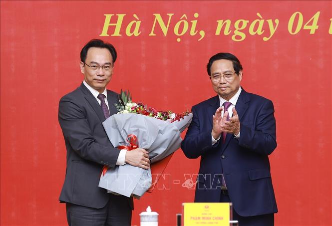Thủ tướng Phạm Minh Chính trao Quyết định điều động, bổ nhiệm ông Hoàng Minh Sơn, Thứ trưởng Bộ Giáo dục và Đào tạo giữ chức Chủ tịch Hội đồng, Giám đốc Đại học Quốc gia Hà Nội. Ảnh: Dương Giang-TTXVN 