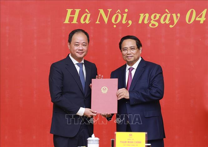 Thủ tướng Phạm Minh Chính trao Quyết định tiếp nhận, bổ nhiệm ông Trần Hồng Thái, Phó Bí thư Tỉnh ủy, Chủ tịch Hội đồng nhân dân tỉnh Lâm Đồng giữ chức Phó Chủ tịch Thường trực Viện Hàn lâm Khoa học và Công nghệ Việt Nam. Ảnh: Dương Giang-TTXVN 