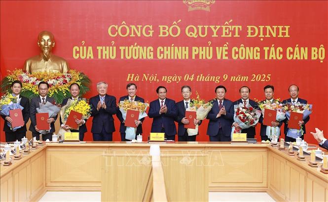 Thủ tướng Phạm Minh Chính trao Quyết định tiếp nhận, bổ nhiệm lãnh đạo một số bộ, cơ quan. Ảnh: Dương Giang-TTXVN 