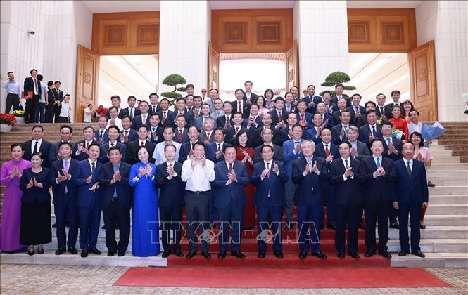 Thủ tướng Phạm Minh Chính với các đồng chí nhận Quyết định và lãnh đạo các bộ, cơ quan, địa phương. Ảnh: Dương Giang-TTXVN 