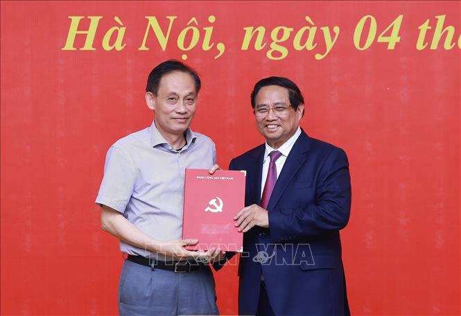 Thủ tướng Phạm Minh Chính trao Quyết định chỉ định đồng chí Lê Hoài Trung tham gia Ban Chấp hành, Ban Thường vụ Đảng uỷ Chính phủ nhiệm kỳ 2020-2025 . Ảnh: Dương Giang-TTXVN