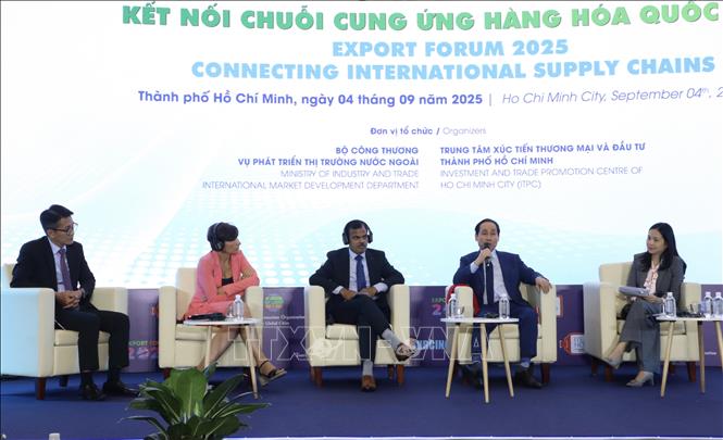 Các chuyên gia, doanh nghiệp chia sẻ xu hướng tiêu dùng tại diễn đàn. Ảnh: Xuân Anh - TTXVN