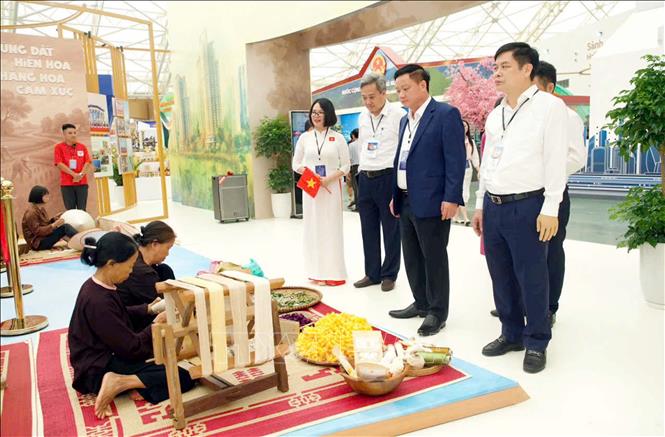 Hình ảnh của làng nghề dệt đũi Nam Cao được các nghệ nhân làng nghề thể hiện tại không gian Triển lãm thành tựu đất nước tại “80 năm Hành trình Độc lập – Tự do – Hạnh phúc” . Ảnh: Thế Duyệt -  TTXVN