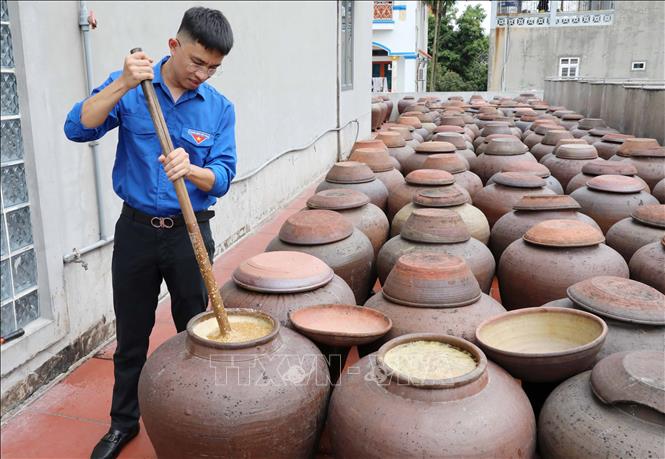 Giữa bộn bề khó khăn của làng nghề, anh Lê Minh Điệp, tổ dân phố Cộng Hòa, phường Mỹ Hào vẫn quyết tâm gắn bó với nghề làm tương truyền thống của địa phương. Ảnh: Thế Duyệt -  TTXVN