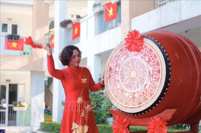 Hiệu trưởng trường Tiểu học Gia Quất (Bồ Đề) Nguyễn Thị Phượng đánh trống khai giảng năm học mới. Ảnh: Minh Quyết - TTXVN