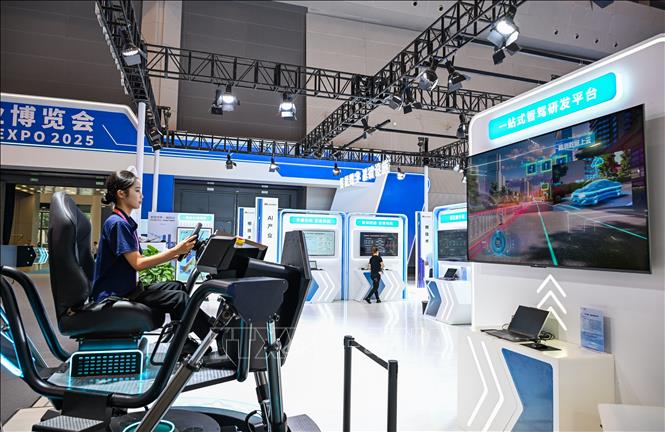 Các sản phẩm công nghệ tiên tiến được giới thiệu tại Triển lãm quốc tế về công nghiệp thông minh, diễn ra ở Trùng Khánh, Trung Quốc từ ngày 5-8/9/2025. Ảnh: THX/TTXVN