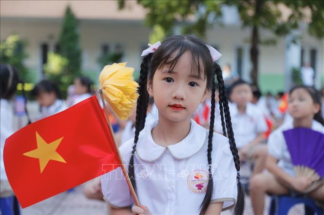 Học sinh lớp 1 đến khai giảng tại trường Tiểu học Gia Quất (Bồ Đề). Ảnh: Minh Quyết - TTXVN