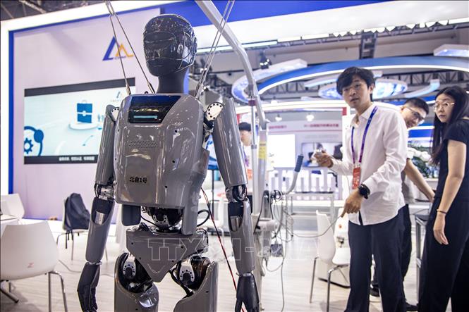 Các sản phẩm công nghệ tiên tiến được giới thiệu tại Triển lãm quốc tế về công nghiệp thông minh, diễn ra ở Trùng Khánh, Trung Quốc từ ngày 5-8/9/2025. Ảnh: THX/TTXVN