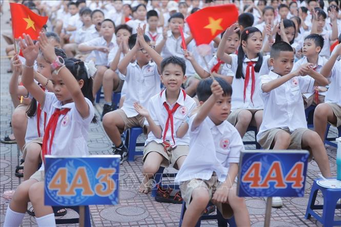 Học sinh dự khai giảng năm học mới tại trường tiểu học Gia Quất (Bồ Đề). Ảnh: Minh Quyết - TTXVN