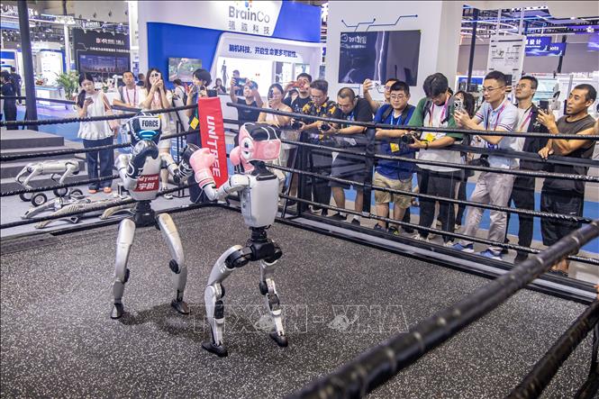 Các sản phẩm công nghệ tiên tiến được giới thiệu tại Triển lãm quốc tế về công nghiệp thông minh, diễn ra ở Trùng Khánh, Trung Quốc từ ngày 5-8/9/2025. Ảnh: THX/TTXVN