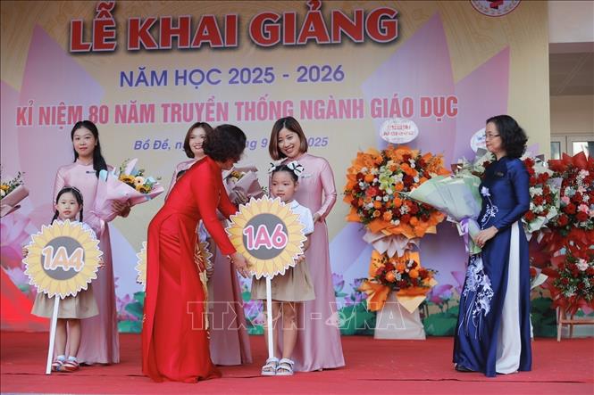 Nghi thức đón học sinh lớp 1 tại trường tiểu học Gia Quất (Bồ Đề). Ảnh: Minh Quyết - TTXVN