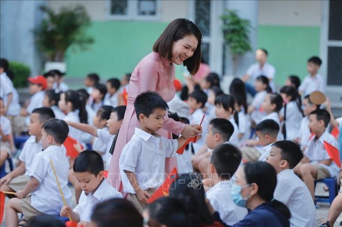 Giáo viên trường tiểu học Gia Quất (Bồ Đề, Hà Nội) đón học sinh đến khai giảng. Ảnh: Minh Quyết - TTXVN
