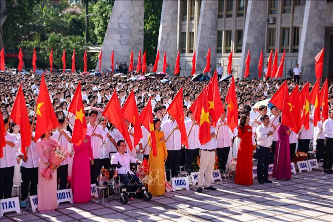 Tập thể giáo viên, học sinh trường THPT Việt Đức thực hiện nghi lễ chào cờ. Ảnh: Thanh Tùng - TTXVN