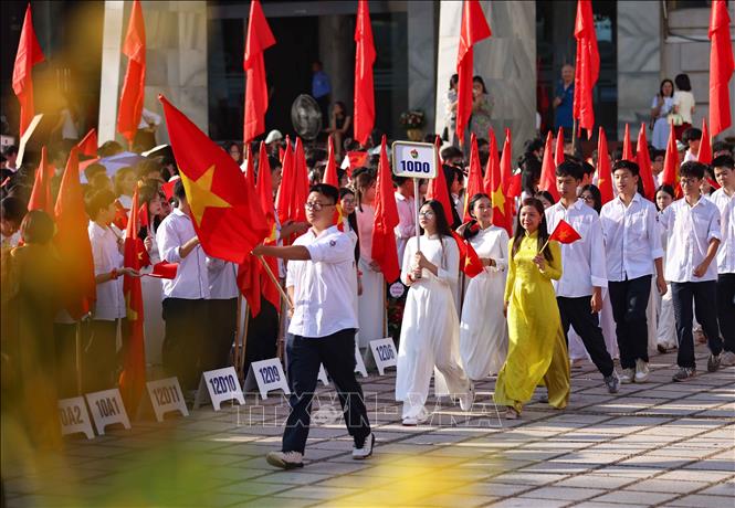 Hân hoan chào đón học sinh, giáo viên chủ nhiệm khối 10, năm học 2025 - 2026. Ảnh: Thanh Tùng - TTXVN