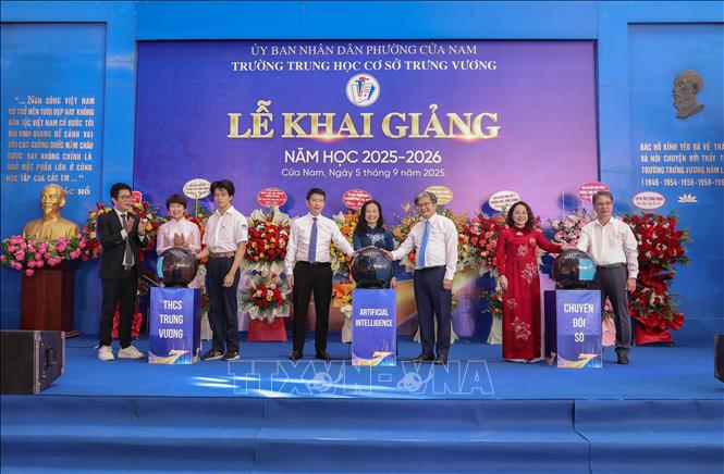 Lãnh đạo thành phố Hà Nội thực hiện nghi thức nhấn nút ra mắt kho học liệu điện tử tích hợp AI tại trường THCS Trưng Vương nhân dịp khai giảng năm học mới. Ảnh: Phan Phương - TTXVN