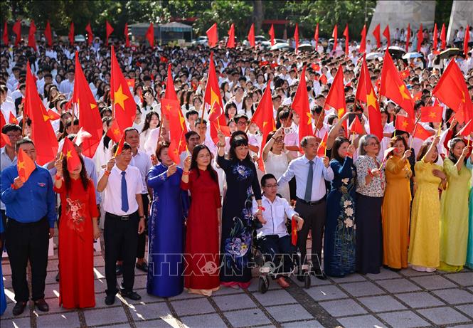 Thầy và trò trường THPT Việt Đức hân hoan bước vào năm học mới. Ảnh: Thanh Tùng - TTXVN