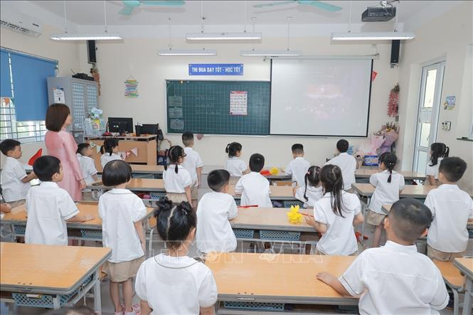 Học sinh và giáo viên trường Tiểu học Gia Quất (Bồ Đề) dự Lễ khai giảng trực tuyến. Ảnh: Minh Quyết - TTXVN