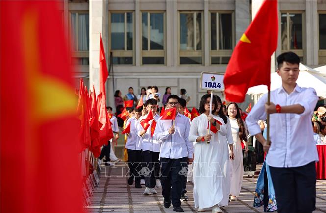 Hân hoan chào đón học sinh, giáo viên chủ nhiệm khối 10, năm học 2025 - 2026. Ảnh: Thanh Tùng - TTXVN