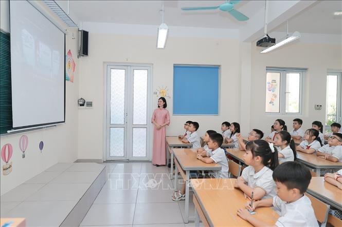 Học sinh và giáo viên trường Tiểu học Gia Quất (Bồ Đề) dự Lễ khai giảng trực tuyến. Ảnh: Minh Quyết - TTXVN