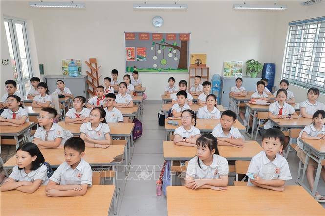 Học sinh và giáo viên trường Tiểu học Gia Quất (Bồ Đề) dự Lễ khai giảng trực tuyến. Ảnh: Minh Quyết - TTXVN