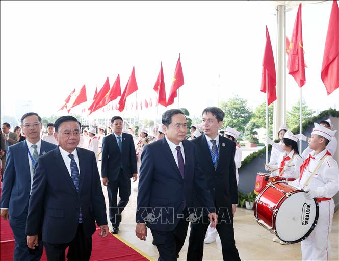 Chủ tịch Quốc hội Trần Thanh Mẫn tới dự Lễ kỷ niệm 80 năm truyền thống ngành Giáo dục. Ảnh: Thống Nhất – TTXVN