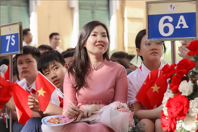Học sinh trường Trung học cơ sở Trưng Vương ( Hà Nội) dự lễ khai giảng năm học mới. Ảnh: Phan Phương - TTXVN