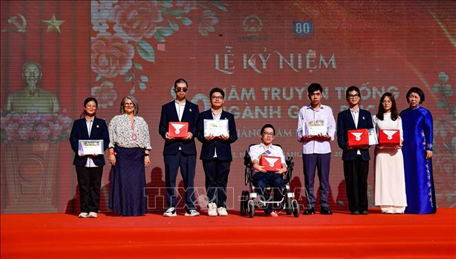 Vinh danh học sinh xuất sắc và đạt thành tích cao. Ảnh: Thanh Tùng - TTXVN