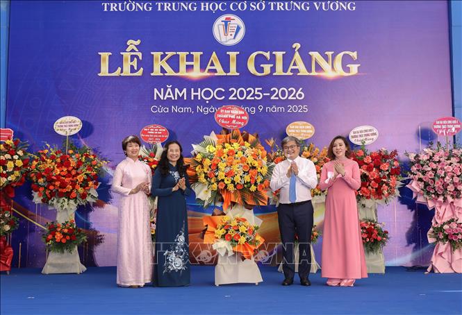 Lãnh đạo Thành phố Hà Nội tặng hoa chúc mừng buổi lễ khai giảng năm học mới tại trường Trung học cơ sở Trưng Vương ( Hà Nội). Ảnh: Phan Phương - TTXVN