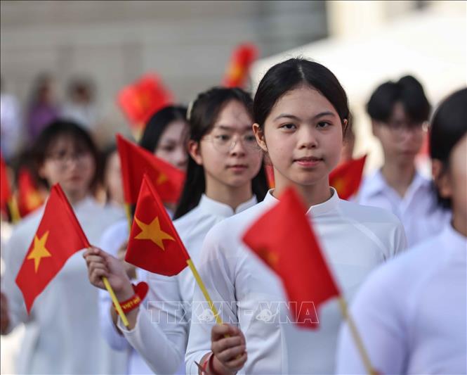 Hân hoan chào đón học sinh, giáo viên chủ nhiệm khối 10, năm học 2025 - 2026. Ảnh: Thanh Tùng - TTXVN