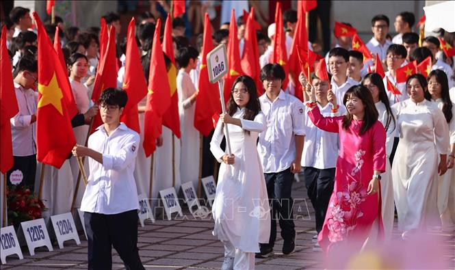 Hân hoan chào đón học sinh, giáo viên chủ nhiệm khối 10, năm học 2025 - 2026. Ảnh: Thanh Tùng - TTXVN
