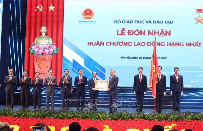 Tổng Bí thư Tô Lâm trao tặng Huân chương lao động hạng Nhất cho Bộ Giáo dục - Đào tạo. Ảnh: Thống Nhất – TTXVN