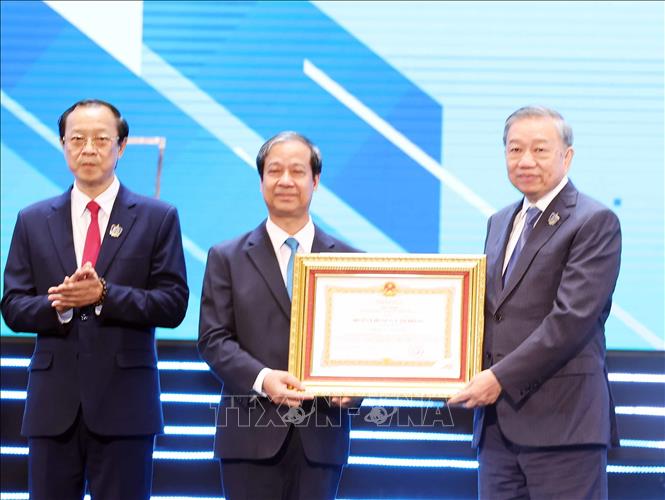 Tổng Bí thư Tô Lâm trao tặng Huân chương Lao động hạng Nhất cho Bộ Giáo dục - Đào tạo. Ảnh: Thống Nhất – TTXVN