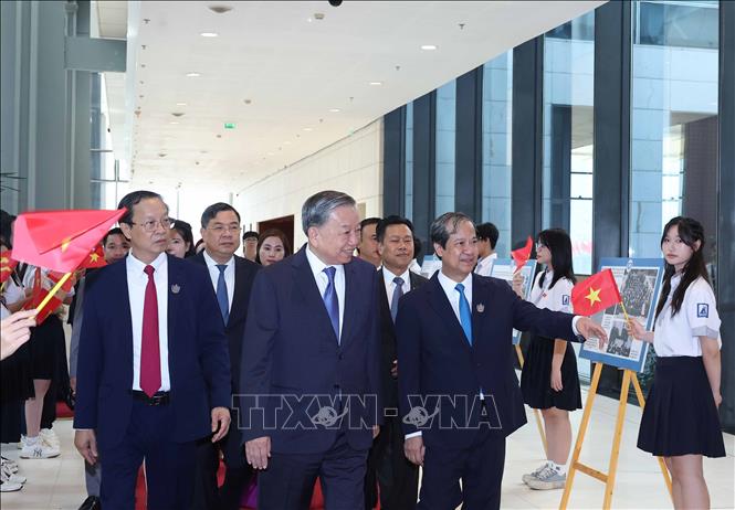 Tổng Bí thư Tô Lâm tham quan triển lãm ảnh của ngành Giáo dục. Ảnh: Thống Nhất – TTXVN