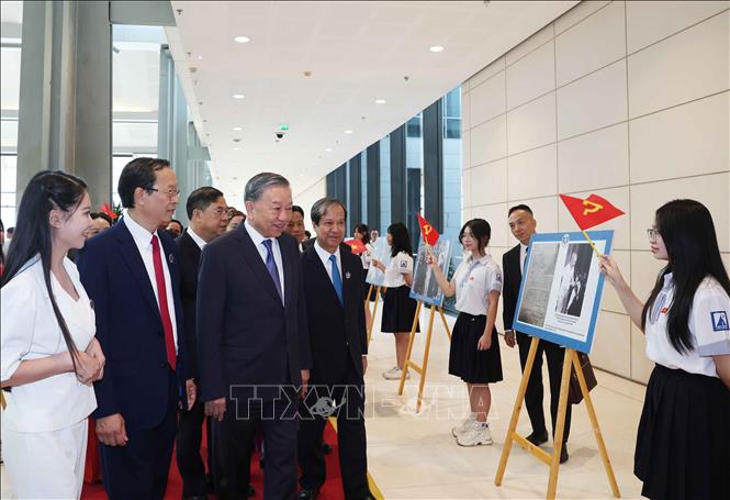 Tổng Bí thư Tô Lâm tham quan triển lãm ảnh của ngành Giáo dục. Ảnh: Thống Nhất – TTXVN