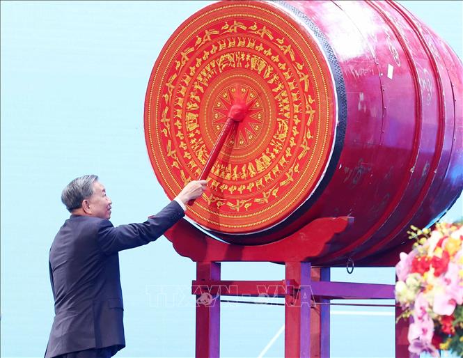 Tổng Bí thư Tô Lâm đánh trống khai giảng năm học 2025 - 2026. Ảnh: Thống Nhất – TTXVN