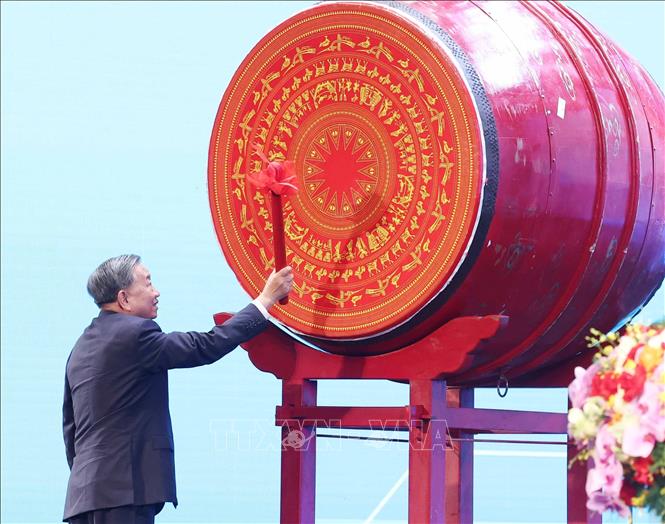 Tổng Bí thư Tô Lâm đánh trống khai giảng năm học mới 2025 - 2026. Ảnh: Thống Nhất – TTXVN