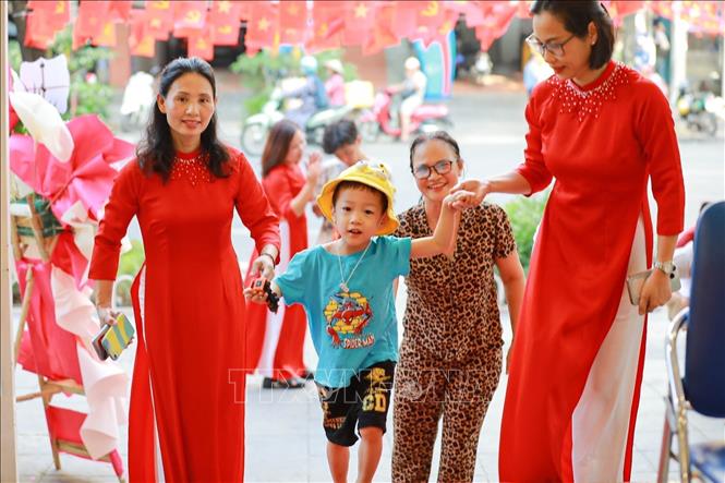 Teachers of the Ba Trieu Kindergarten in Hanoi welcome students on the first day of school ceremony. VNA Photo