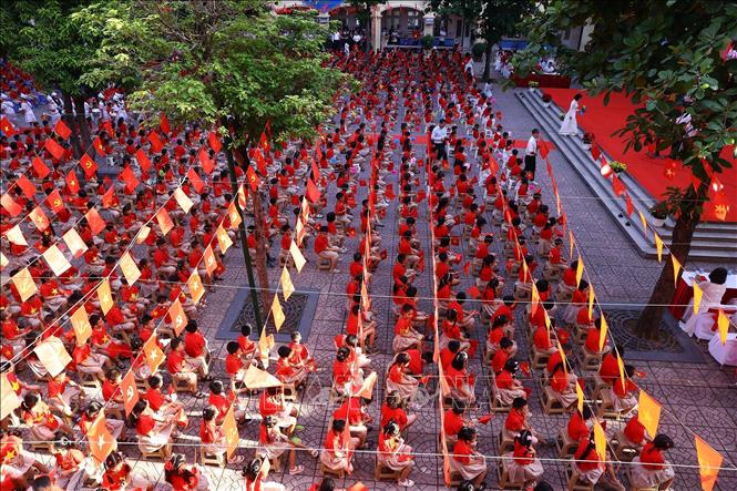 Lễ khai giảng tại trường Tiểu học Trung Yên (phường Yên Hòa). Ảnh: Huy Hùng - TTXVN