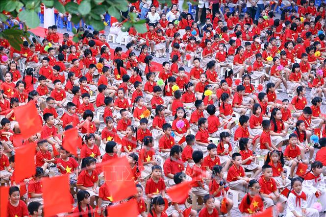 Lễ khai giảng tại trường Tiểu học Trung Yên (phường Yên Hòa). Ảnh: Huy Hùng - TTXVN